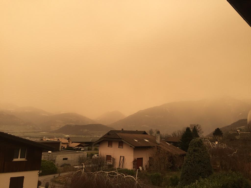 Le sable du Sahara colore le ciel chablaisien...